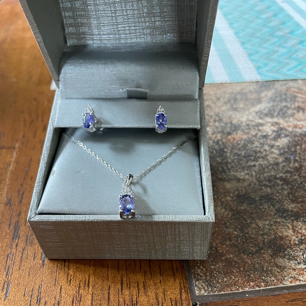 Earring and necklace set in Tanzanite stone